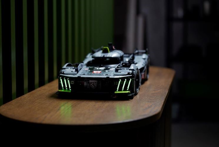 LEGO's Peugeot 9X8 24H Le Mans Hybrid Hyperbil.